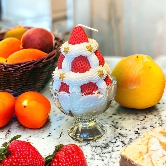 ⚠️SALE Candle // Strawberry And Cream Soy Wax Decorative Candle - Picture 5 of 5